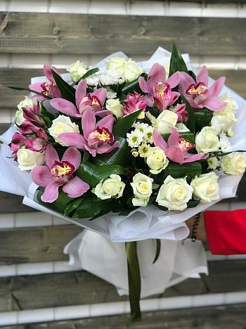 Букет цветов из: Розы и Хризантемы в Николиной Балке