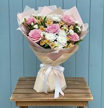 Букет цветов из:  Гвоздики, Орхидеи и Розы в Николиной Балке