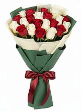 Букет Микс из красных и белых роз в Николиной Балке