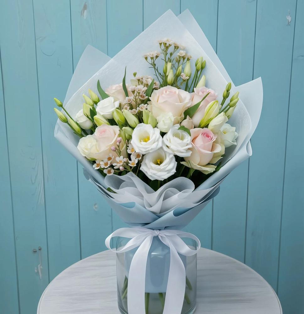 Букет цветов из: Розы и Лизиантусы в Николиной Балке