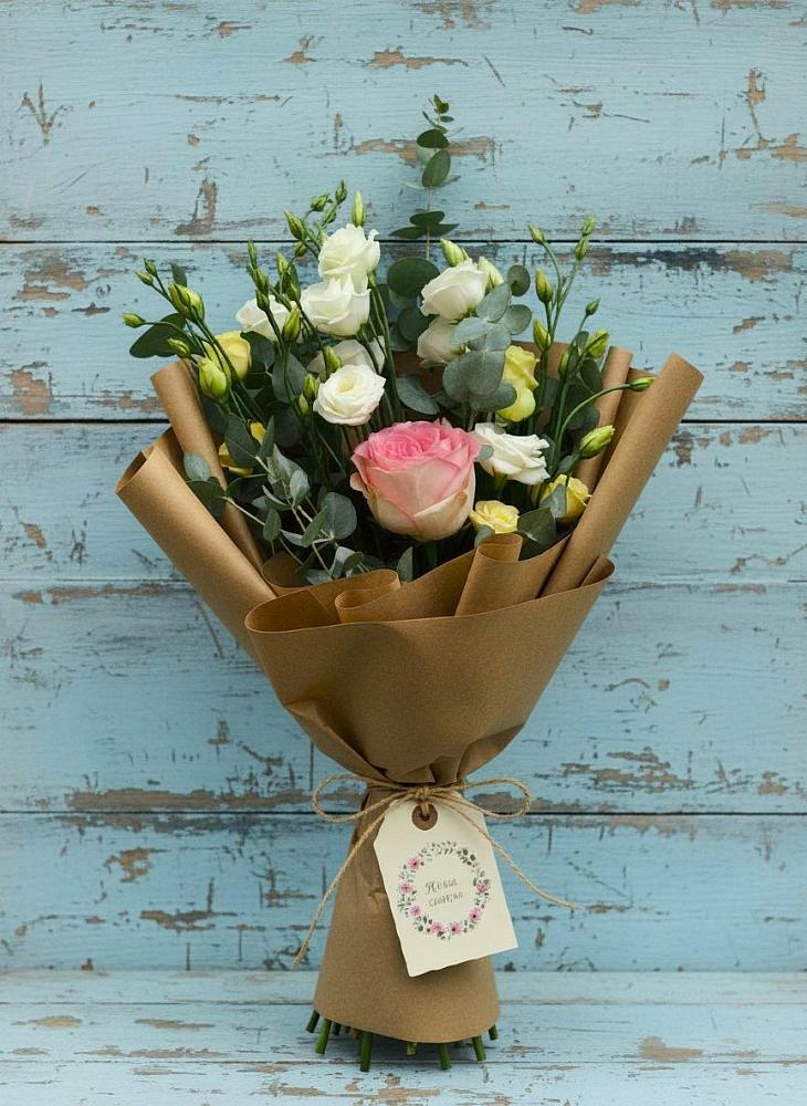 Букет цветов из: Розы и Лизиантусы в Николиной Балке