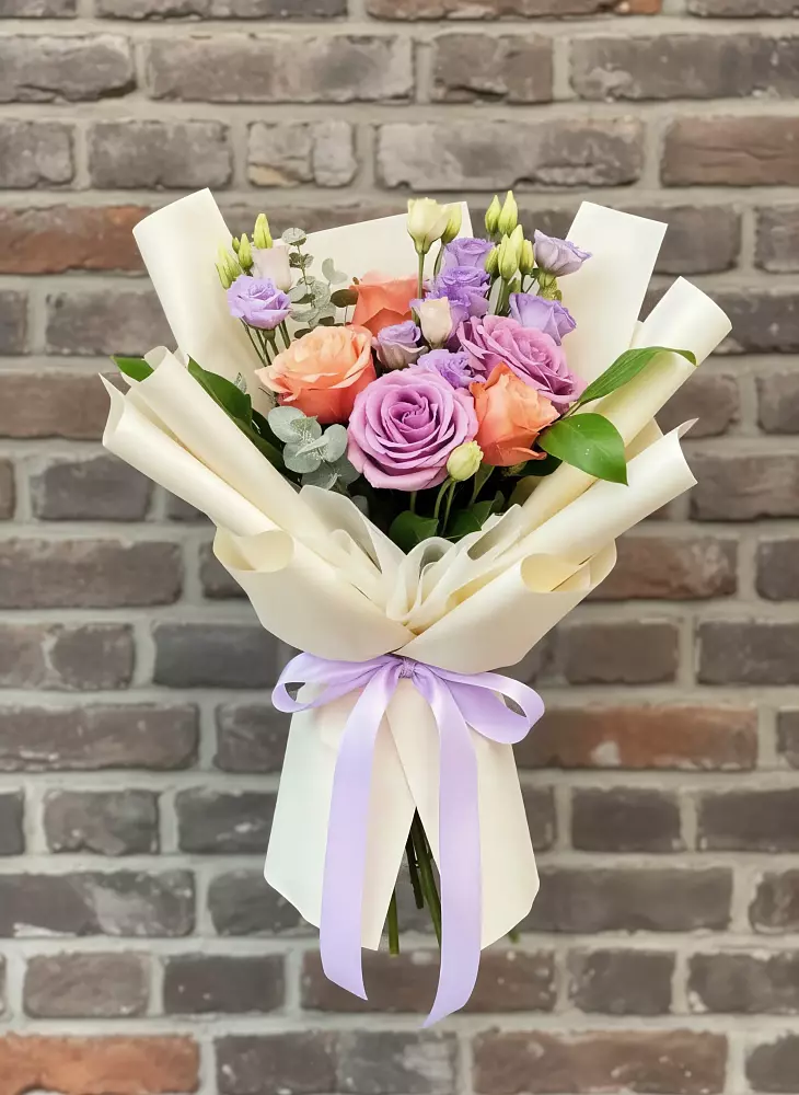 Букет цветов из: Лизиантусы и Розы в Николиной Балке