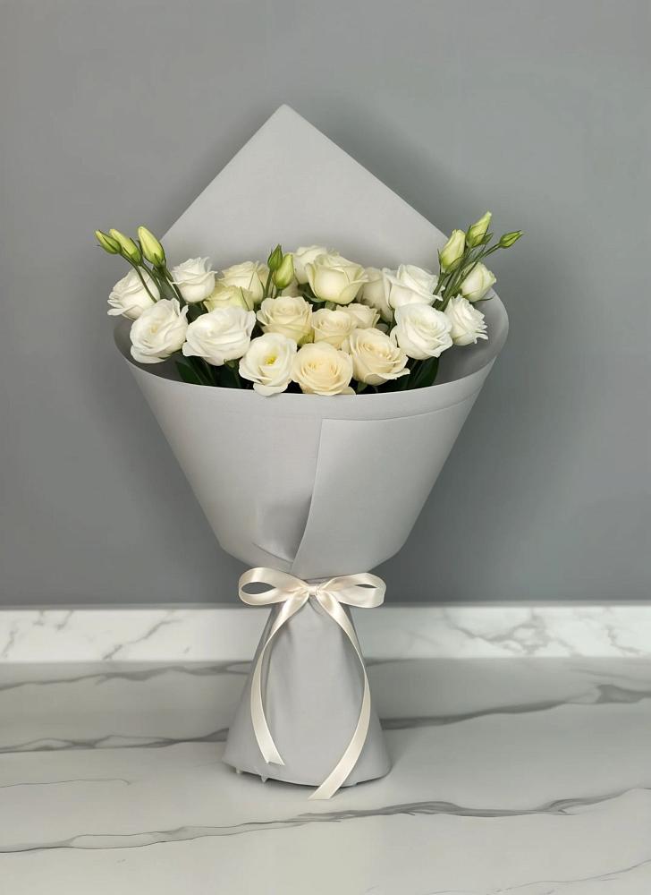 Букет цветов из: Розы и Лизиантусы в Николиной Балке