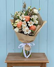 Букет цветов из:  Альстромерии, Лизиантусы, Розы и Хризантемы в Николиной Балке