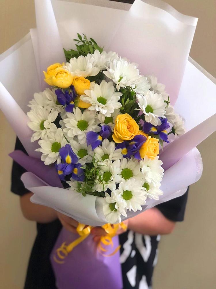 Букет цветов из: Ирисы, Хризантемы и Розы в Николиной Балке