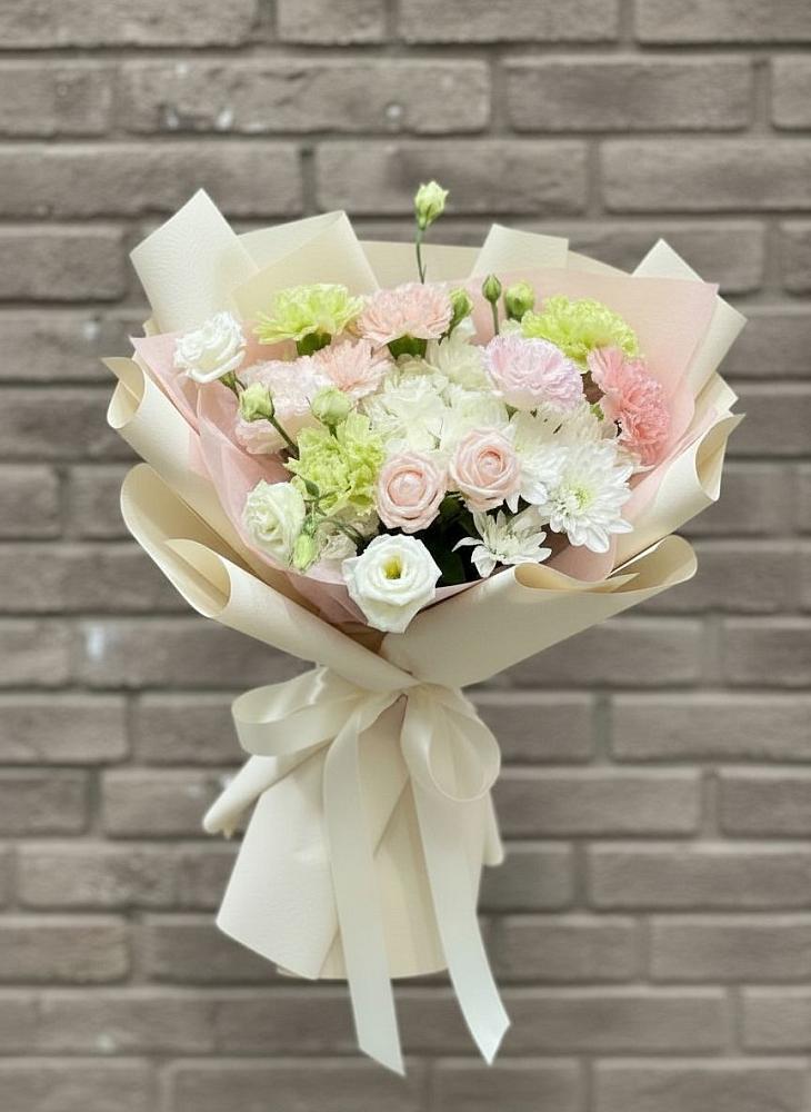 Букет цветов из: Гвоздики, Розы, Лизиантусы и Хризантемы в Николиной Балке