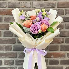 Букет цветов из:  Лизиантусы и Розы в Николиной Балке