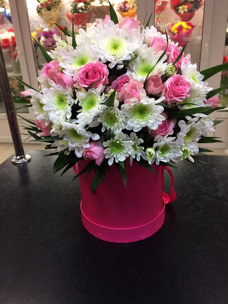 Цветочная композиция из Розы и Хризантемы в шляпной коробке в Николиной Балке