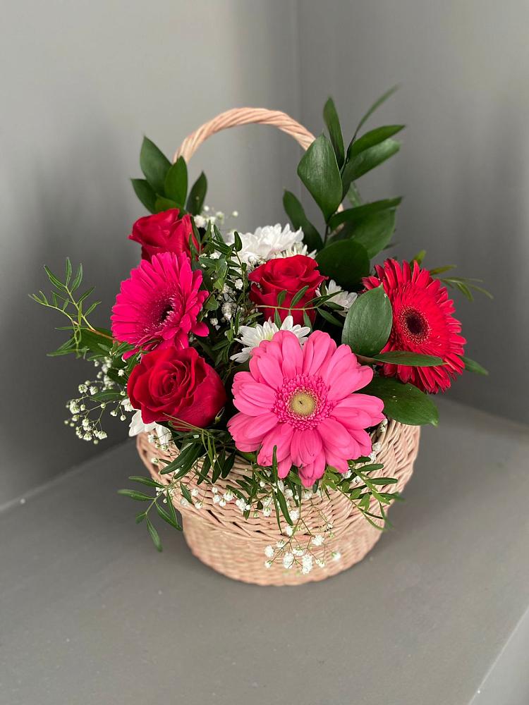 Цветочная композиция из Розы, Хризантемы и Герберы в корзине в Николиной Балке