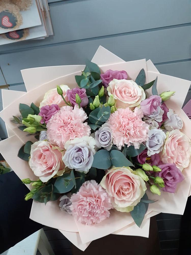 Букет цветов из: Розы, Гвоздики и Лизиантусы в Николиной Балке