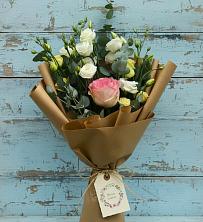 Букет цветов из:  Розы и Лизиантусы в Николиной Балке