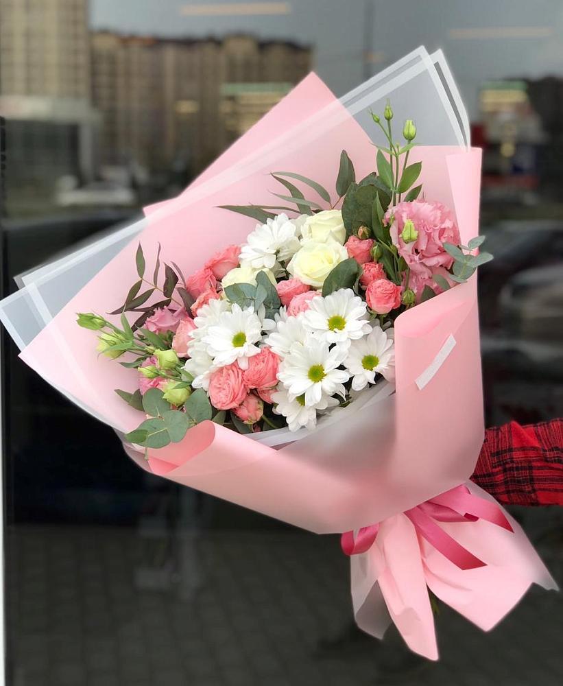 Букет нежный в Николиной Балке Букет цветов из: Розы, Лизиантусы и Хризантемы в Николиной Балке