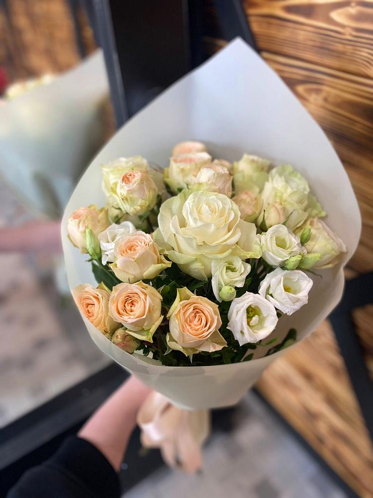 Букет цветов из: Розы и Лизиантусы в Николиной Балке